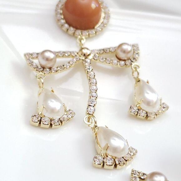New! Selena Pearls Bar Post Earrings - Picture 13 of 14